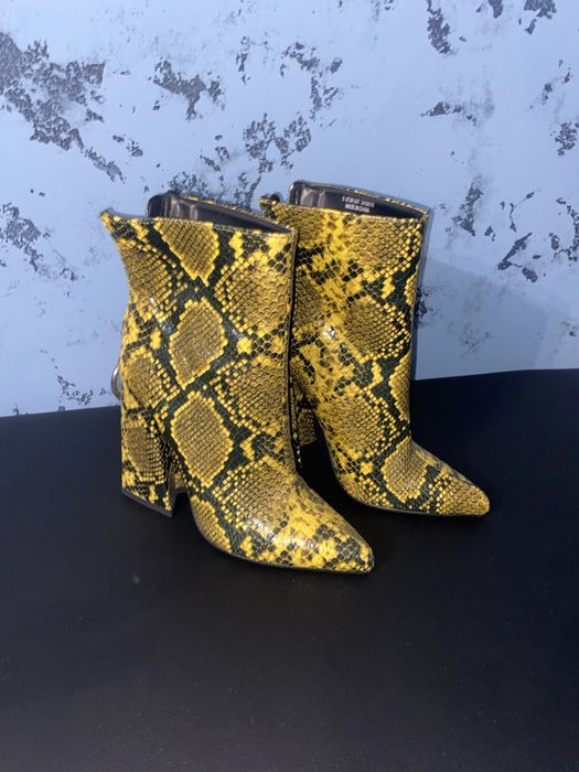 Ботильйони з анімалістичним принтом жовтого кольору