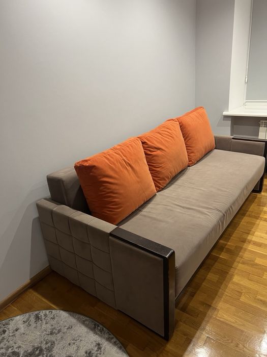 Диван в гарному стані