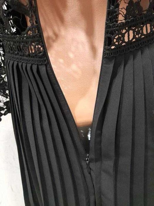 Платье кружевное; юбка плиссе; 
ZARA