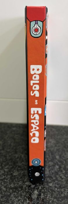 Livro juvenil "Bolos no espaço"