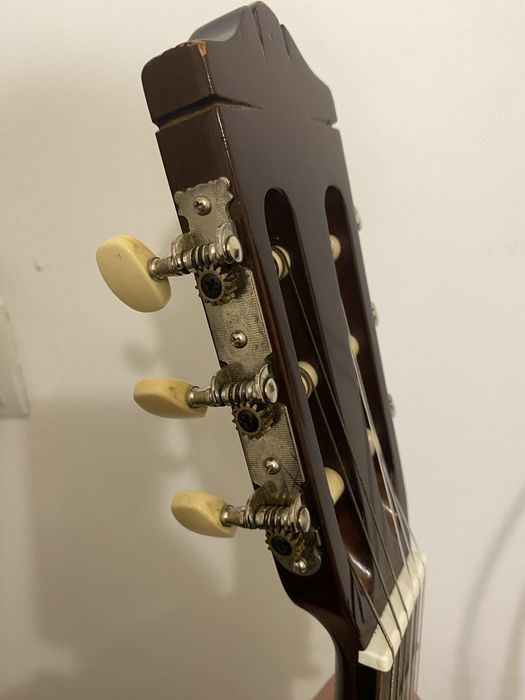 Продам акустическую гитару Yamaha C40