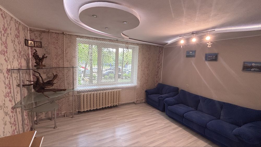 Продам 3к улучшенку 1й эт/9и кухня 9м газ, кирпич, м. Ботсад