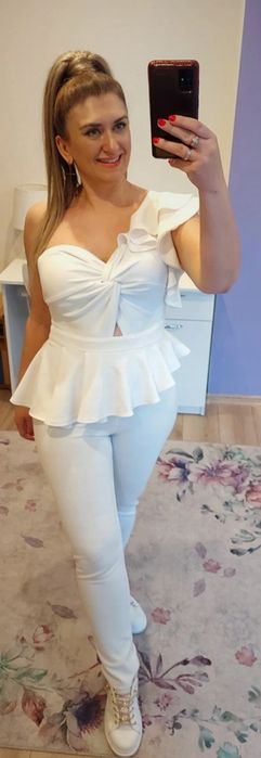 Bardzo elegancki biały kombinezon.