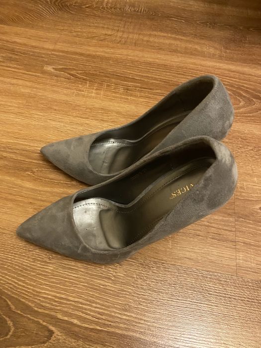 Szare buty na szpilce