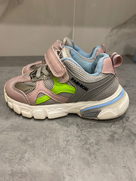 Дитячі кросівки на дівчинку