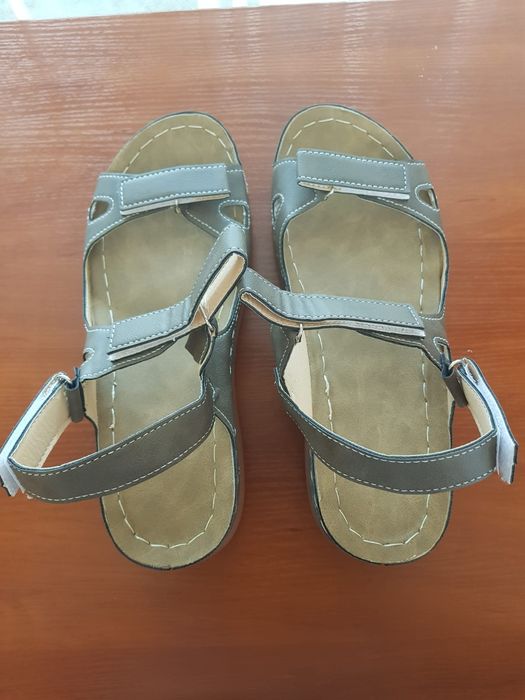 Легкі, на липучках босоніжки жіночі.