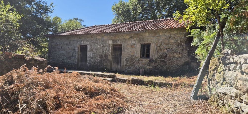 Moradia para restauro em Paredes de Coura