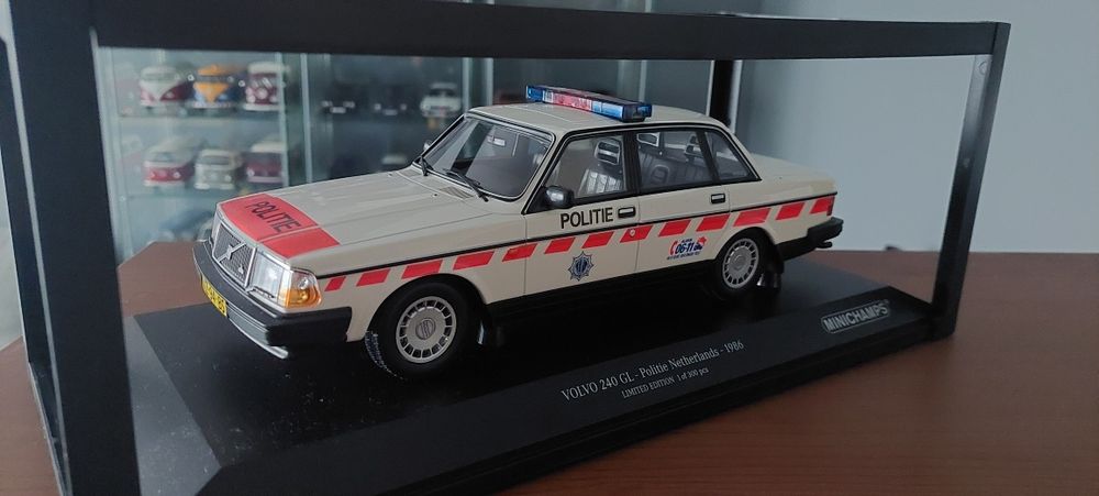 Model 1:18 Volvo 240 GL Politie Minichamps