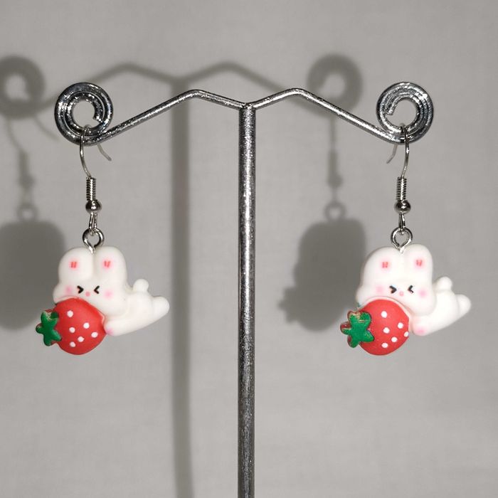 K131 Kolczyki wiszące Zajączki Króliki z truskawką Handmade