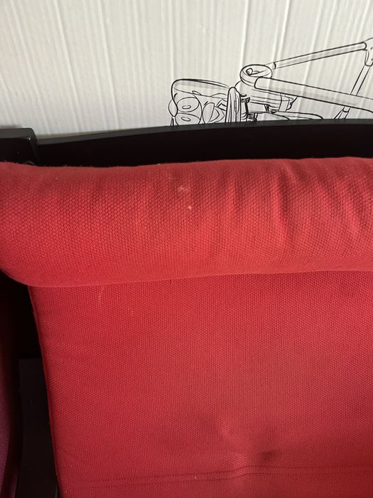 Poltrona e pousa pés Ikea vermelha usados