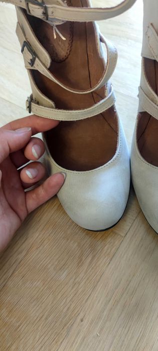 Jasne skórzane szpilki zapianane na paski 39