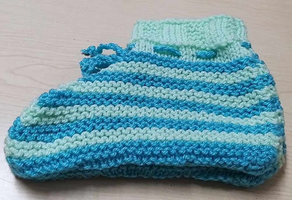 Botas às risquinhas azuis.