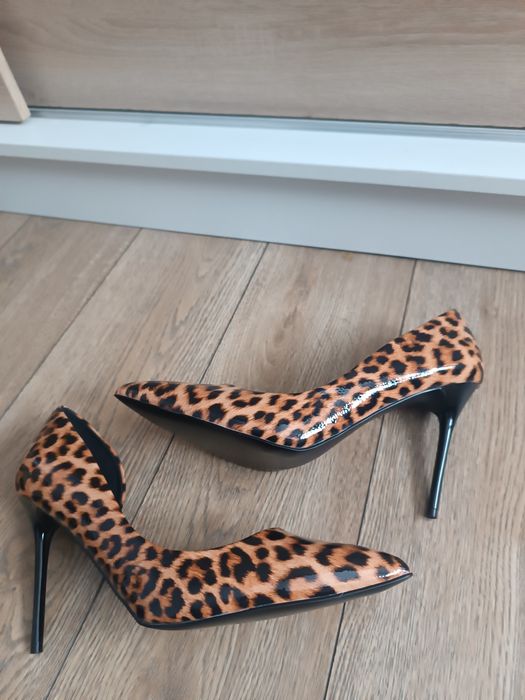 Burgundowe wysokie obcasy