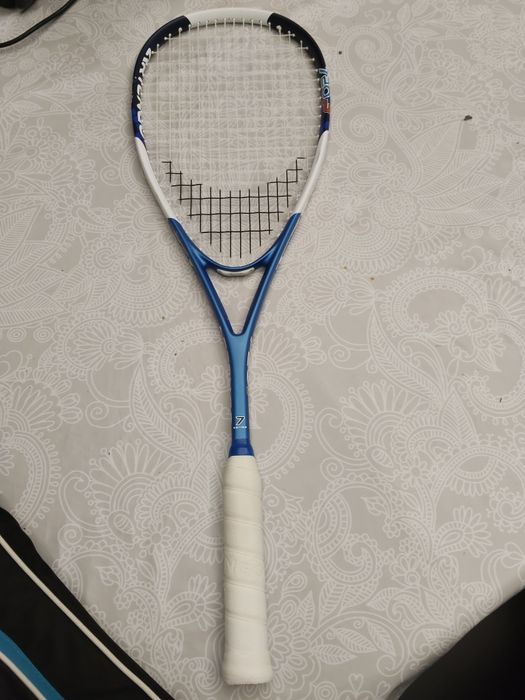 Raquete de squash e 3 bolas