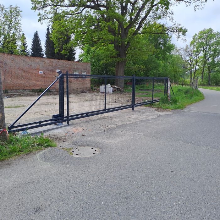 Brama przesuwna panelowa.