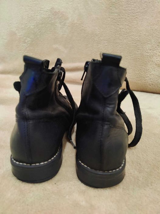 Botas 100% pele de menina em excelente estado tam. 33