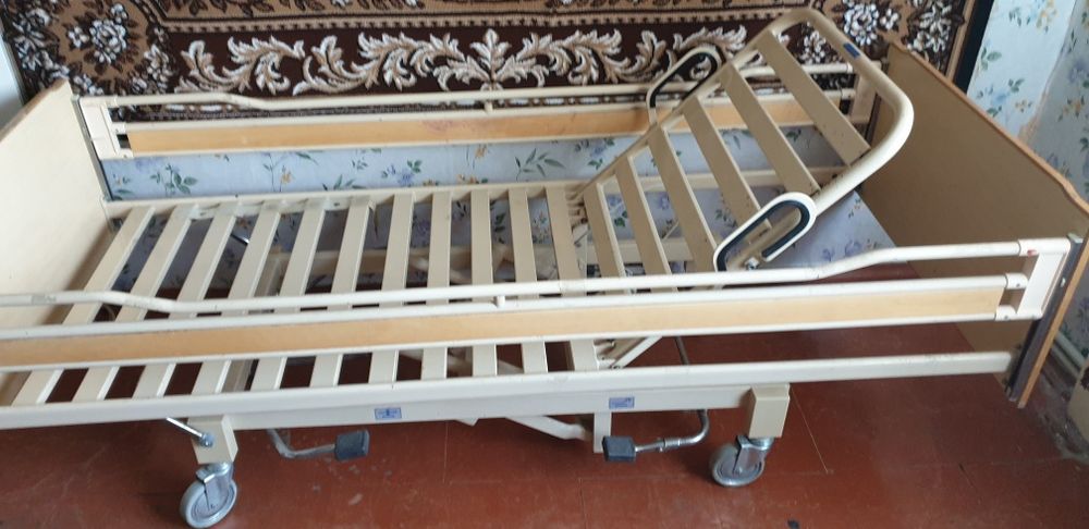 Медичне  ліжко для лежачих людей полегшує догляд