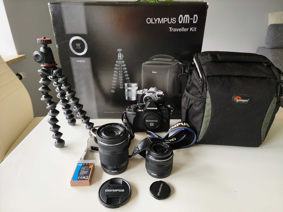 Olympus E-M10 Mark III 14-42mm 40-150mm Traveller Kit