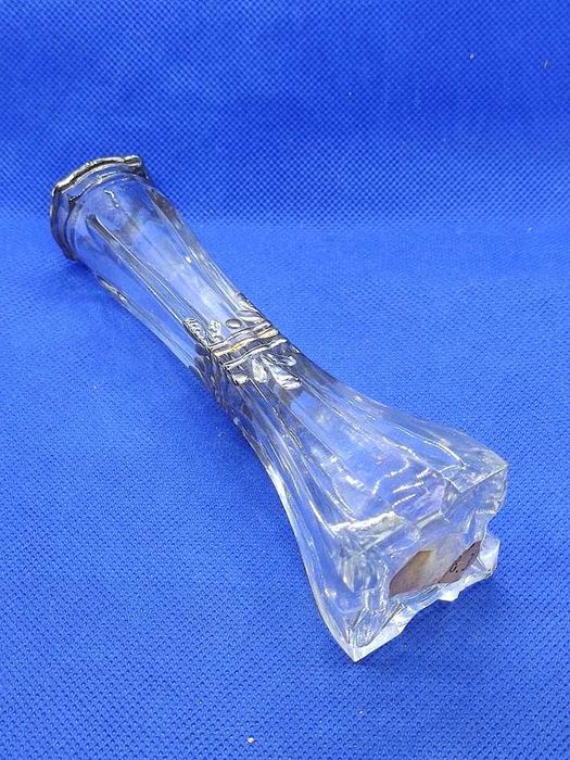 Jarra pequena em vidro com aplicações em metal