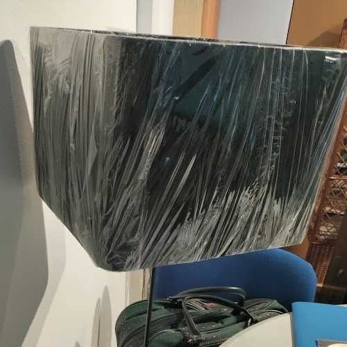Candeeiro de pé preto com um abajur quadrado