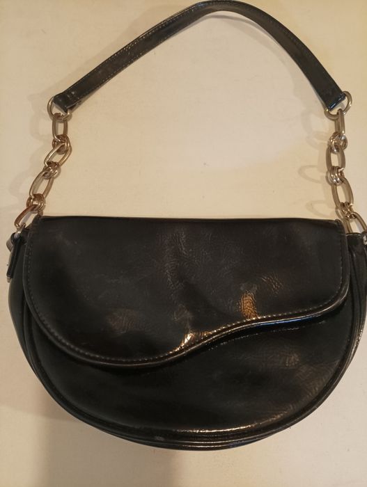 Mala de senhora em preto envernizado, de marca Primark, tamanho médio