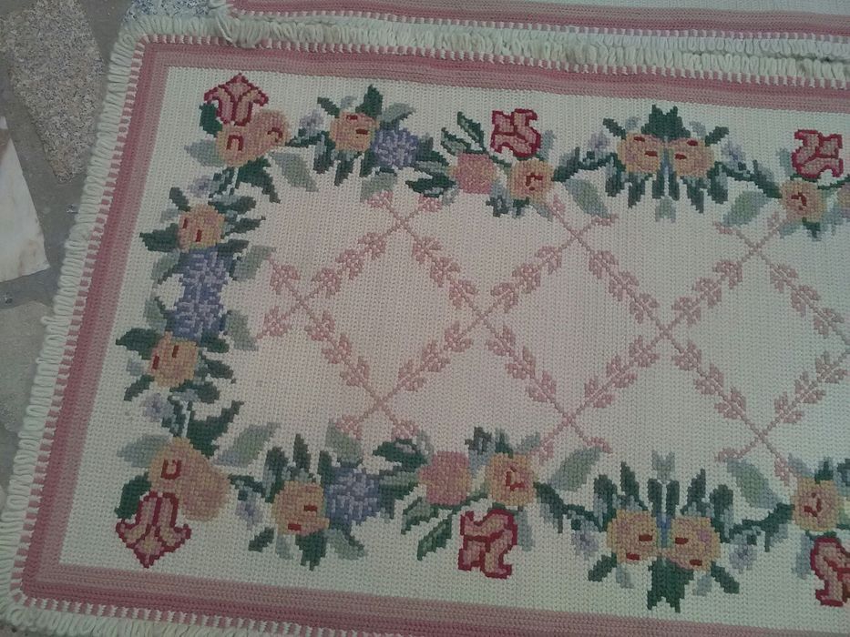 Quatro conjuntos de três tapetoes arraiolos para quarto novos