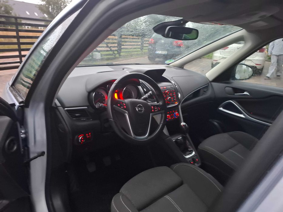 Opel Zafira Tourer malutki przebieg