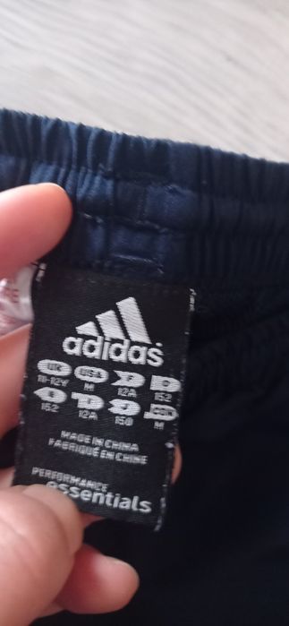 Krótkie spodenki firmy adidas