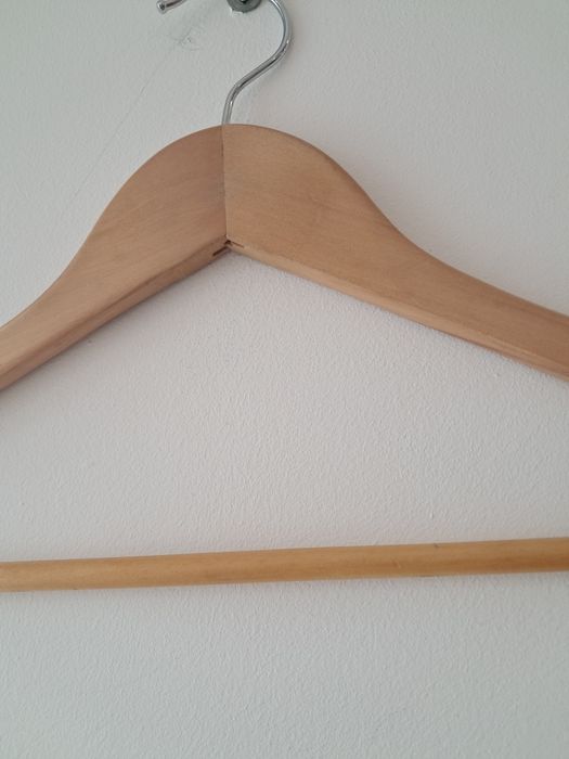 Vende lote de duzentos cabides em madeira