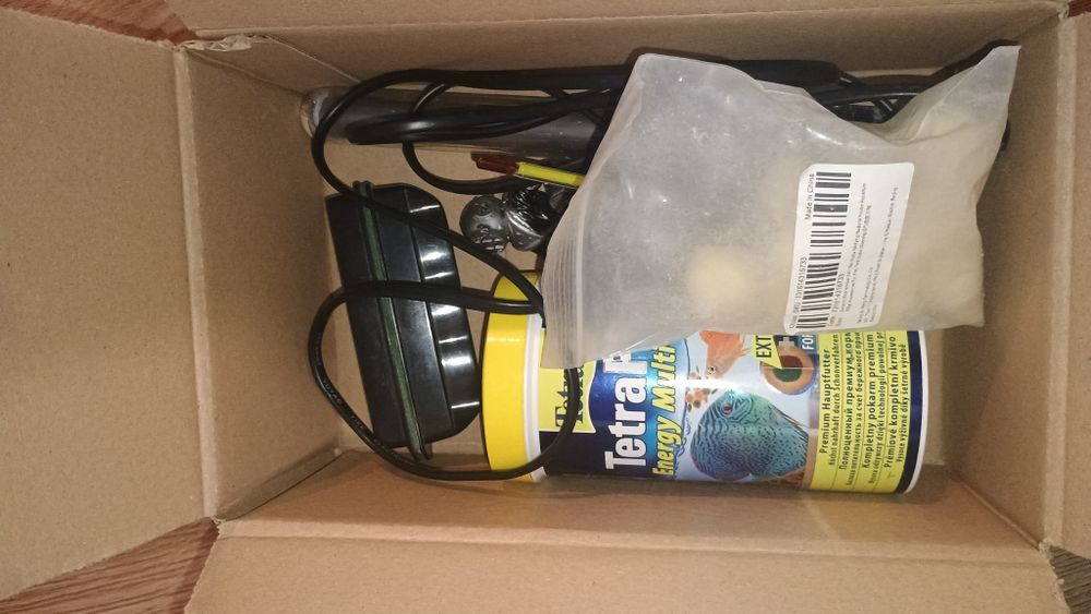 Akcesoria do akwarium z rybkami komplet.