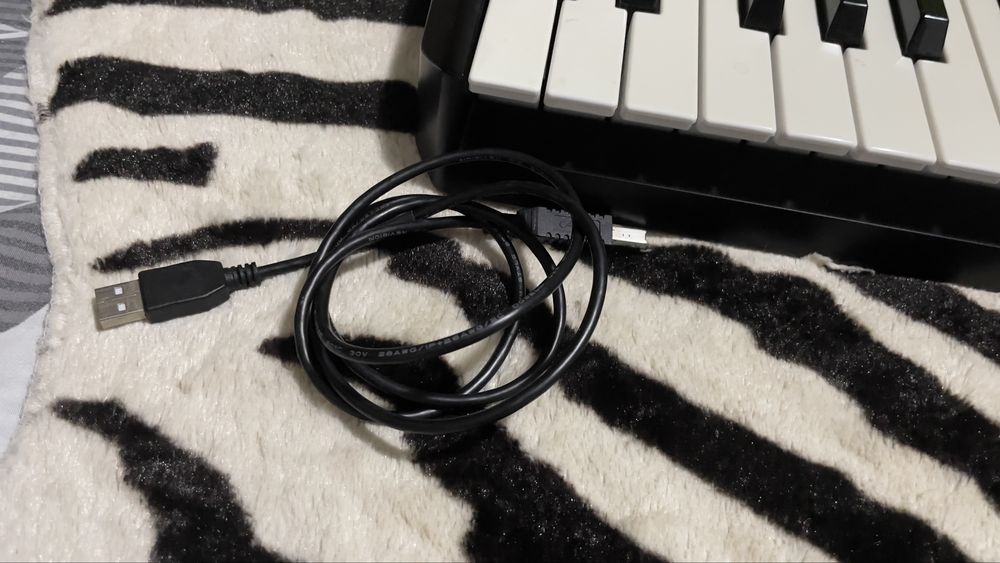 Akai Professional MPK261 – Teclado MIDI 61 Teclas, 16 Pads, Controlador USB