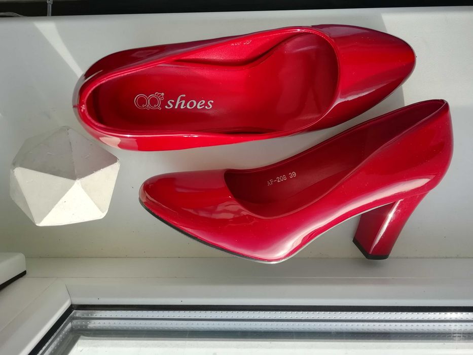 червоні лаковані туфлі
