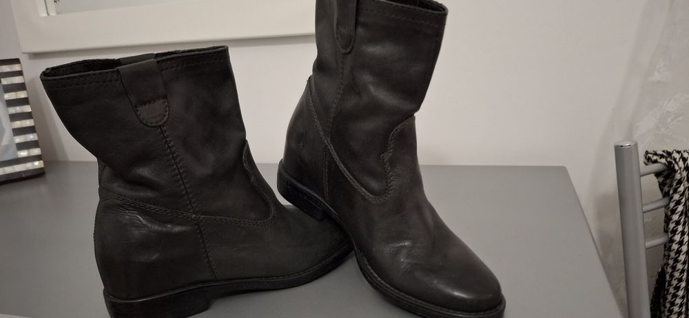 Botas cano curto em pel novas