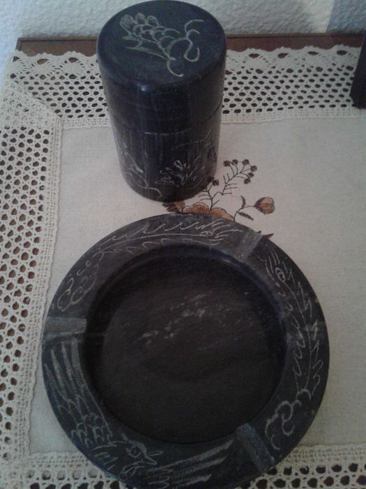 Conjunto de cinzeiro e cigarreira em mármore