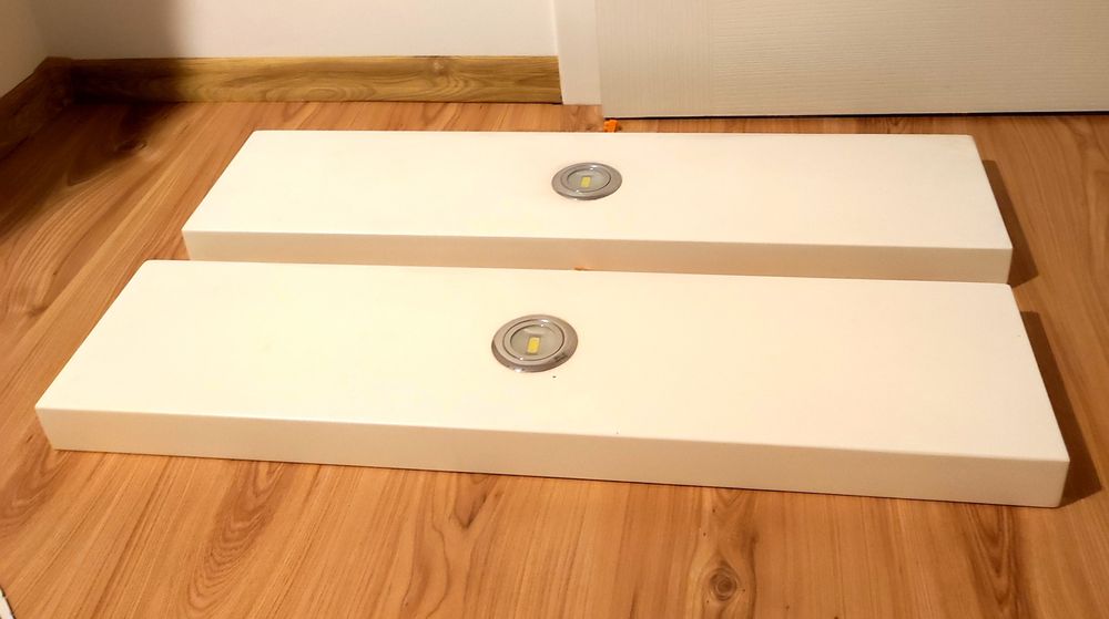 Półki ścienne z ukrytymi wspornikami.