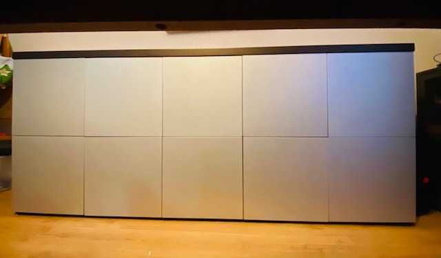 Aparador wenguê escuro com frentes em prata mate