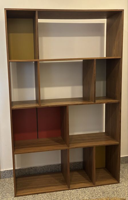 Estante da loja area em excelente estado de conservação