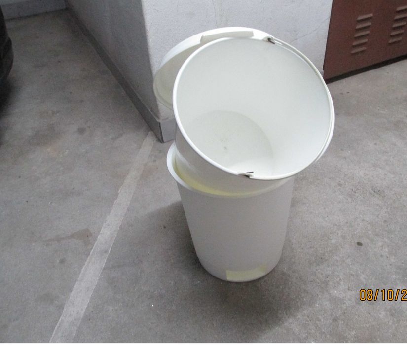 Balde branco com tampa.