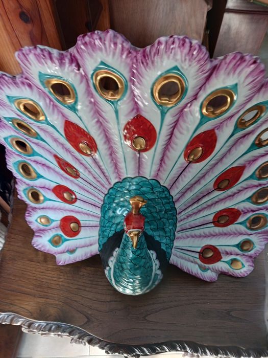 Pavão . Em  cerâmica