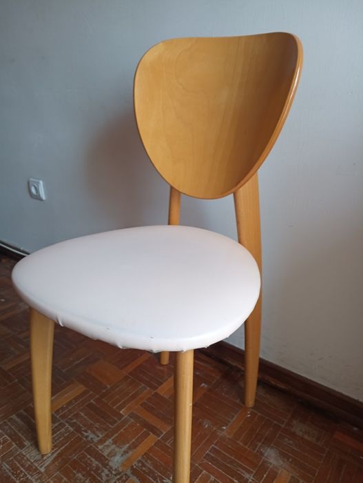 Cadeira em madeira e pele: 86 cm altura 42 largura do assento