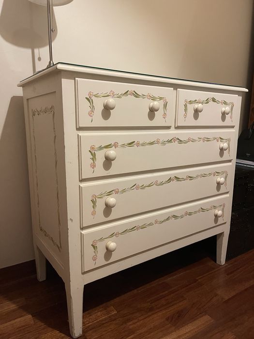 Movel com gavetas de quarto (Conjunto: Cadeira, Cama e Movel)