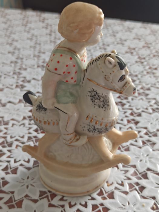 Статуэтка мальчик на лошадке