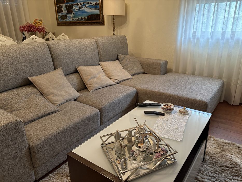 Sofa, usado mas como novo. Tons creme