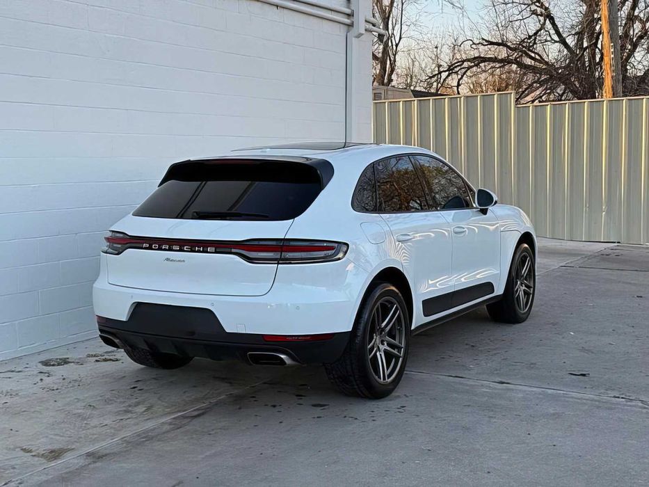 Porsche Macan      2021