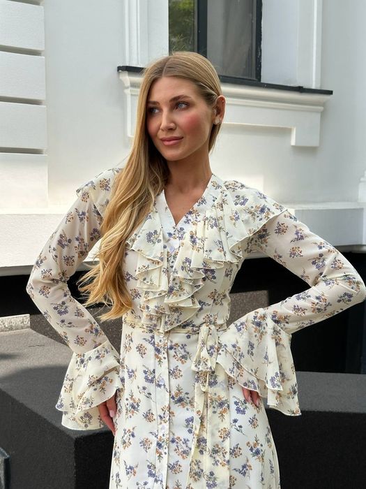 Шифонова сукня з воланами та пишними рукавами