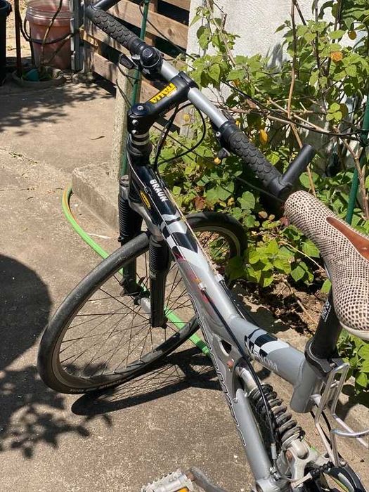 Bicicleta cinzenta para adultos