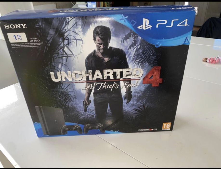 Ps4 slim 1TB +2 controllers + charging dock64354209948802123