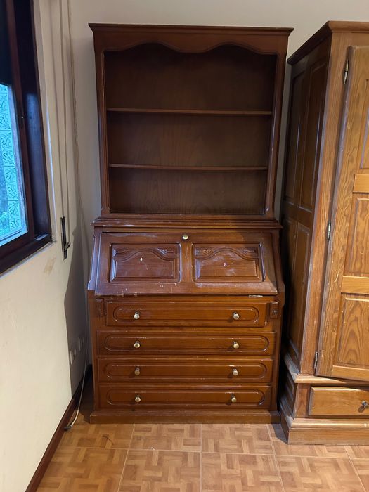 Secretaria em pinho de boa qualidade desgastado