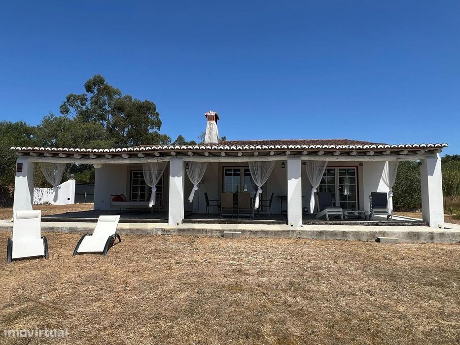Um Refúgio Exclusivo e Sustentável com Vistas Deslumbrantes em Santaré