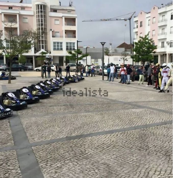 Arrendo espaço de garagem, com portão automático que fica no parque das laranjeiras em Almeirim perto da Camara Monicipal